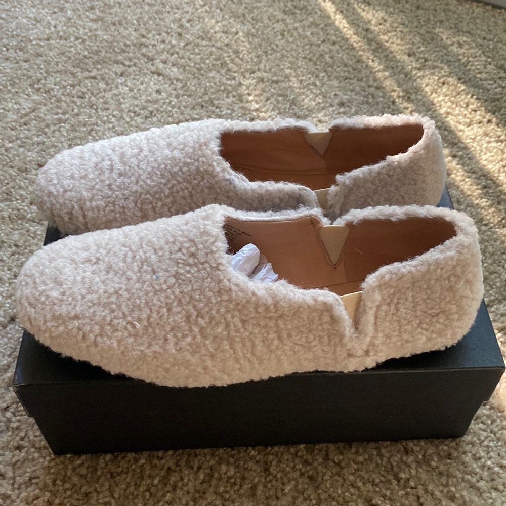Beautiful! J Crew Sherpa Flats. Worn twice. Excellent Condition. Comfortable!